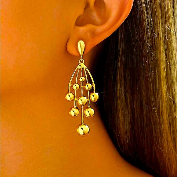 Jewelry - Elegant Gold Drop Earrings